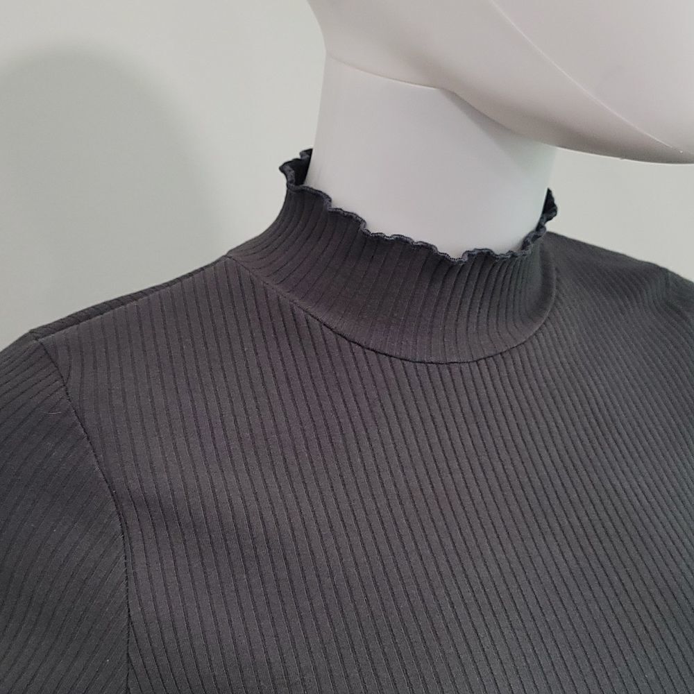 Good American Mock Neck Rib Top - Picture 3 of 10